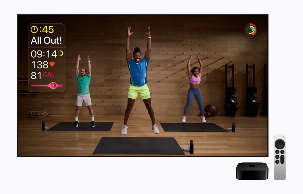 Apple TV 4KとSiri Remoteの横に映るテレビのワークアウト画面