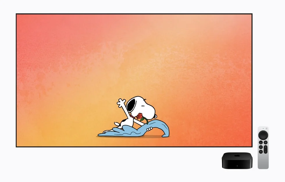 Apple TV 4KとSiri Remoteの横で、テレビ画面にスクリーンセーバが表示された様子