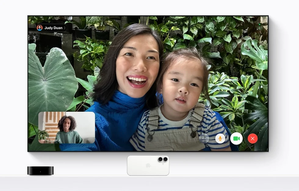 Apple TV 4KでのFaceTime通話画面。母子が大画面に映り、下にiPhoneが設置