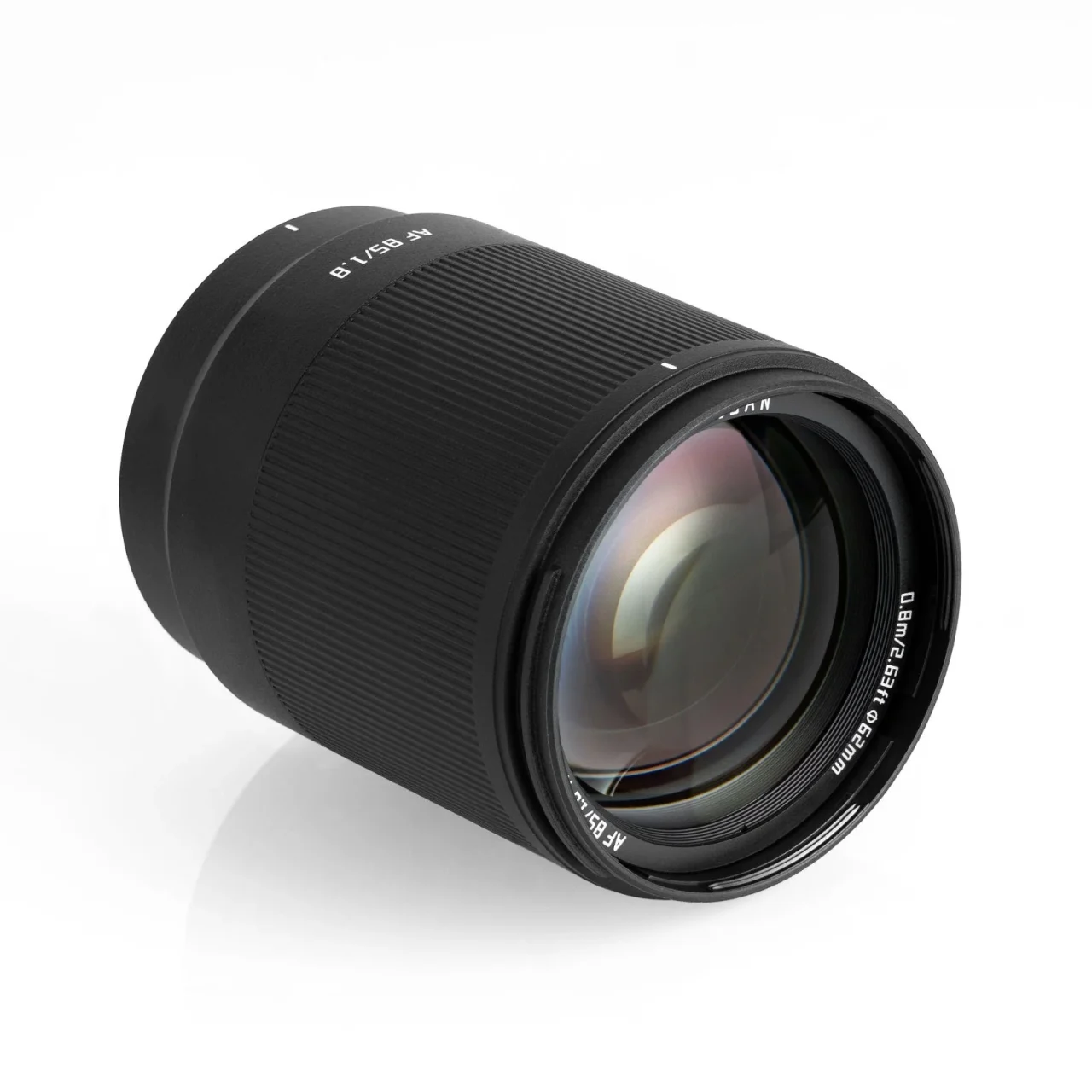 Neo AF 85mm f/1.8の黒い鏡筒を斜め前から写したレンズ本体