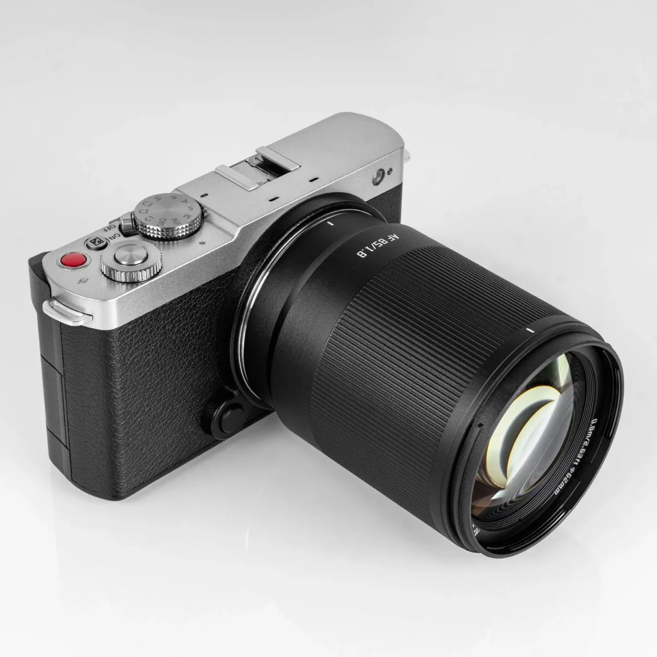 シルバーのカメラに装着したNeo AF 85mm f/1.8の装着イメージ