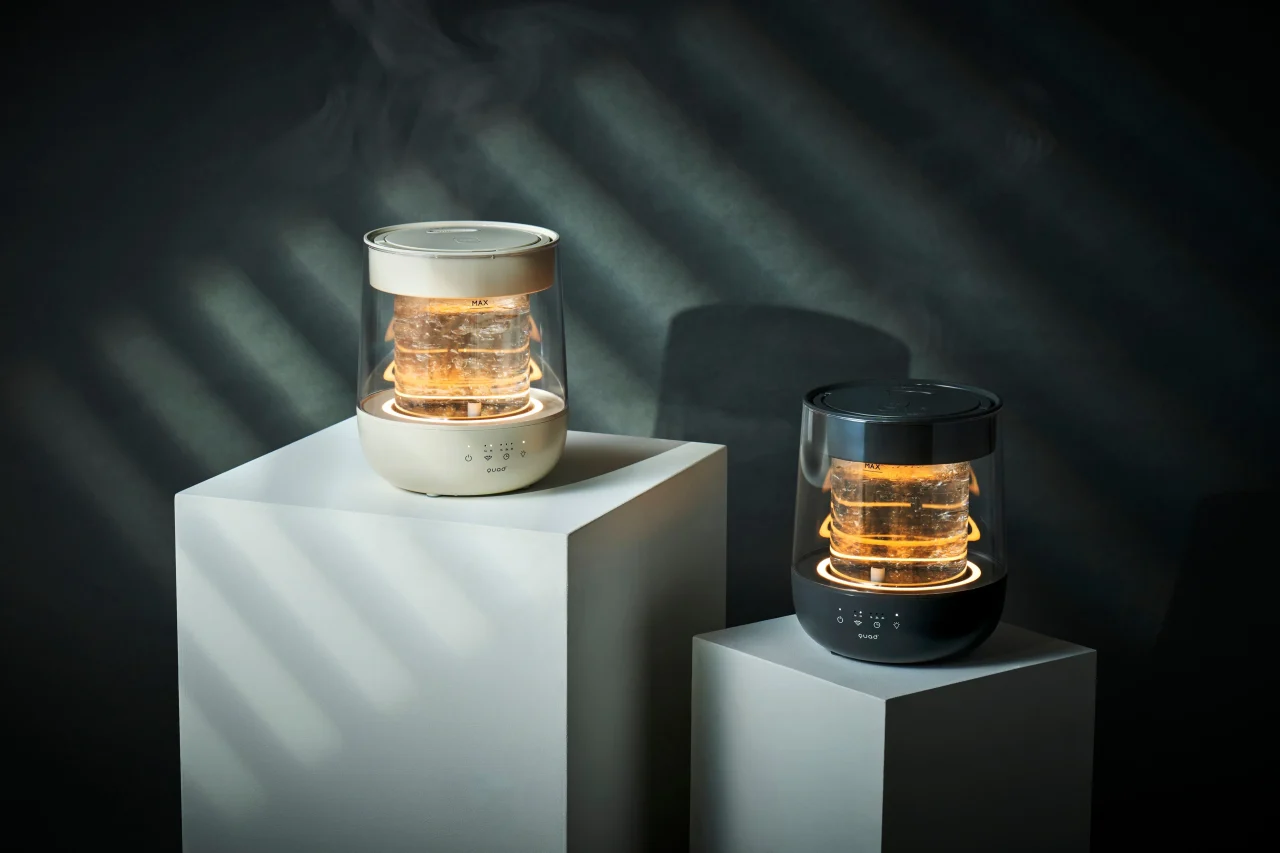 白い台に並ぶガラススチーム加湿器「GLASS」のアイボリーと黒の2台