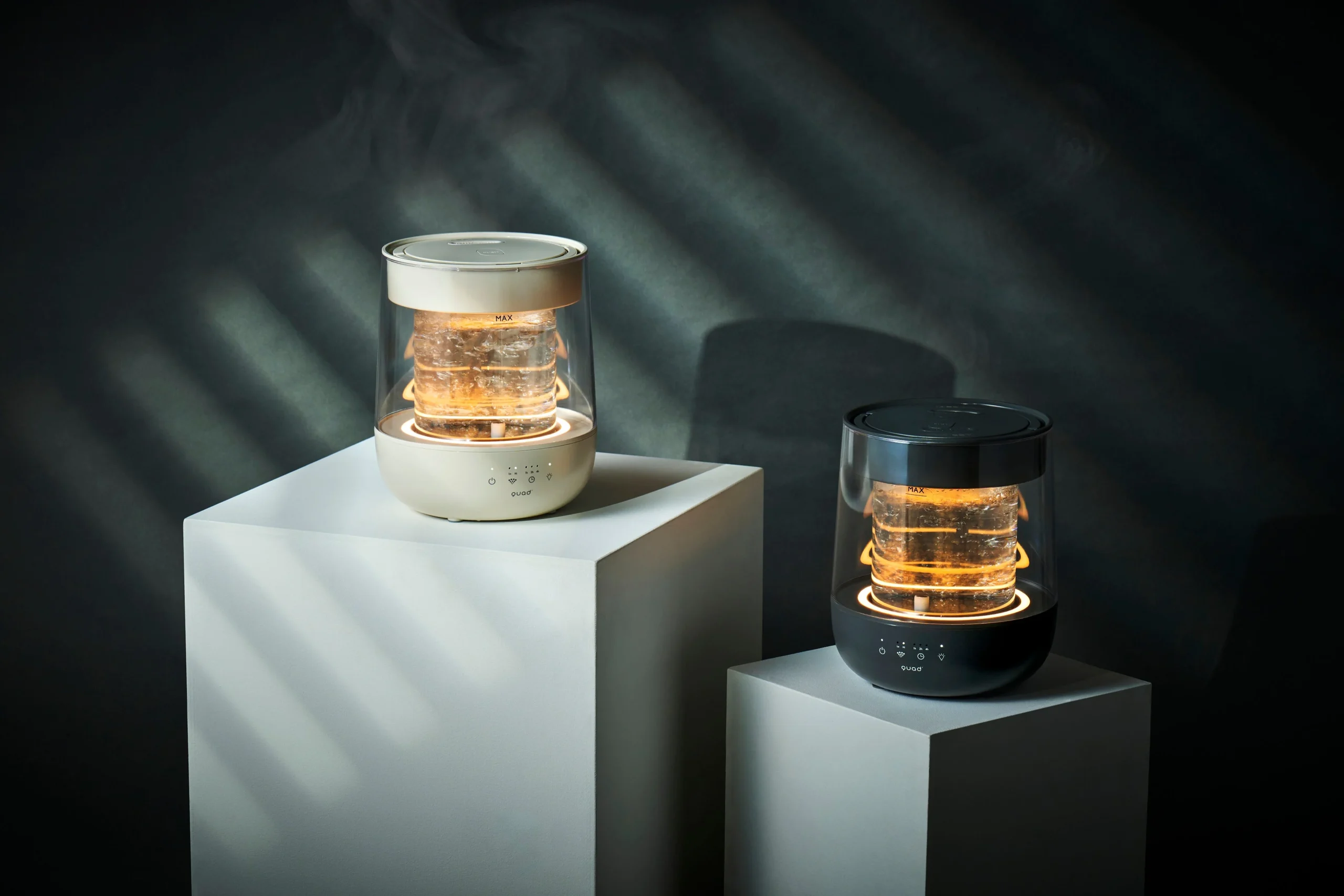 白い台に並ぶガラススチーム加湿器「GLASS」のアイボリーと黒の2台