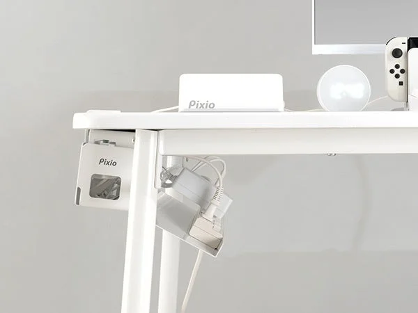 デスク下に取り付けたPixioの白いケーブルマネジメントボックスと電源タップ