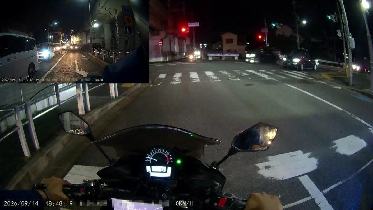 夜間の交差点を前後カメラで同時録画したバイク用ドラレコ映像