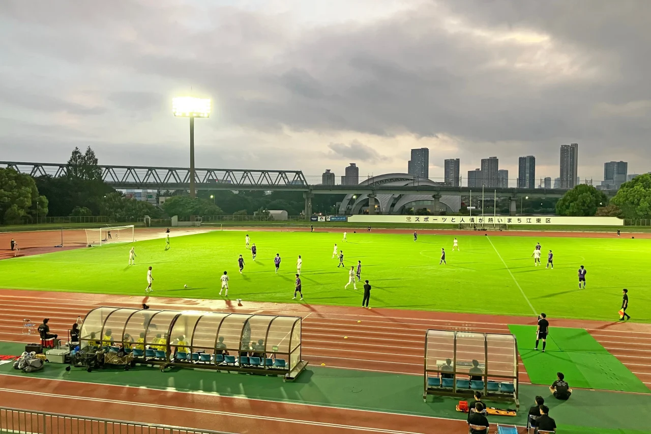 EDO ALL UNITEDの試合が行われる夕方のスタジアムと緑のピッチ