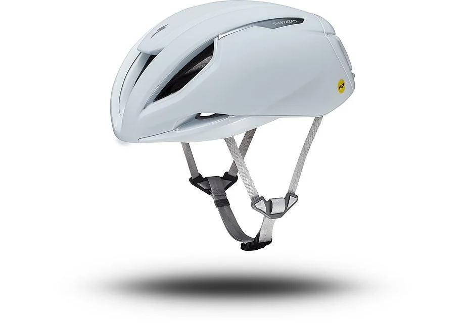 S-Works Evade 3（ホワイト）のヘルメット。白い流線形で側面に黄色いマーク