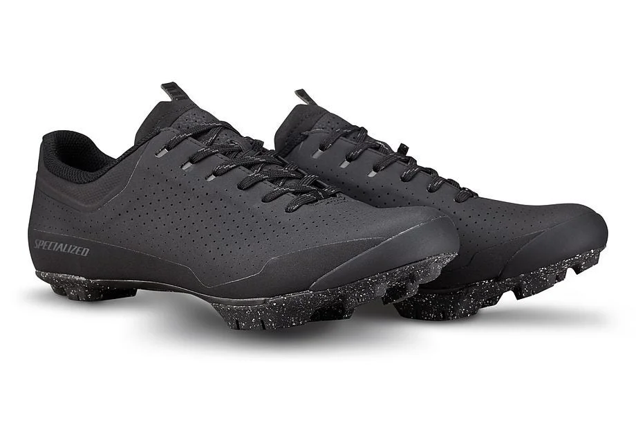 Recon AVD Shoes 黒いシューズ一組、穴あきアッパーと斑点入りソール