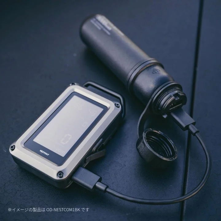 モバイルバッテリーとUSB Type-Cケーブルで充電中のNESTOUT 一酸化炭素アラーム