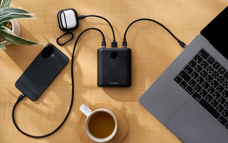 DE-C98L-12000BK(ブラック)で複数端末を同時充電している様子