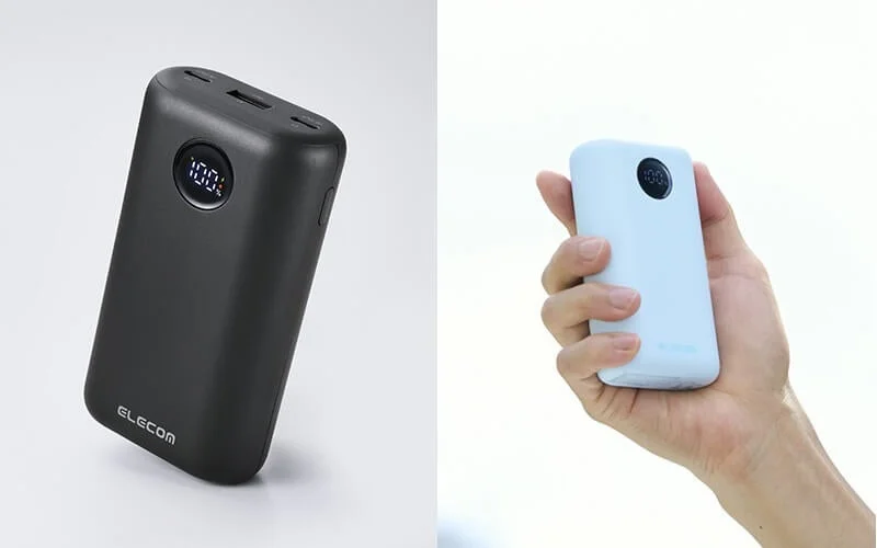 DE-C97L-8000BKブラックと手に持つDE-C97L-8000BUブルーのモバイルバッテリー