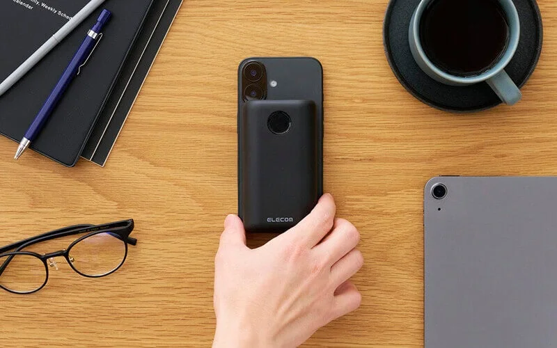スマートフォン背面に重ねた8,000mAhモデルの黒いモバイルバッテリー
