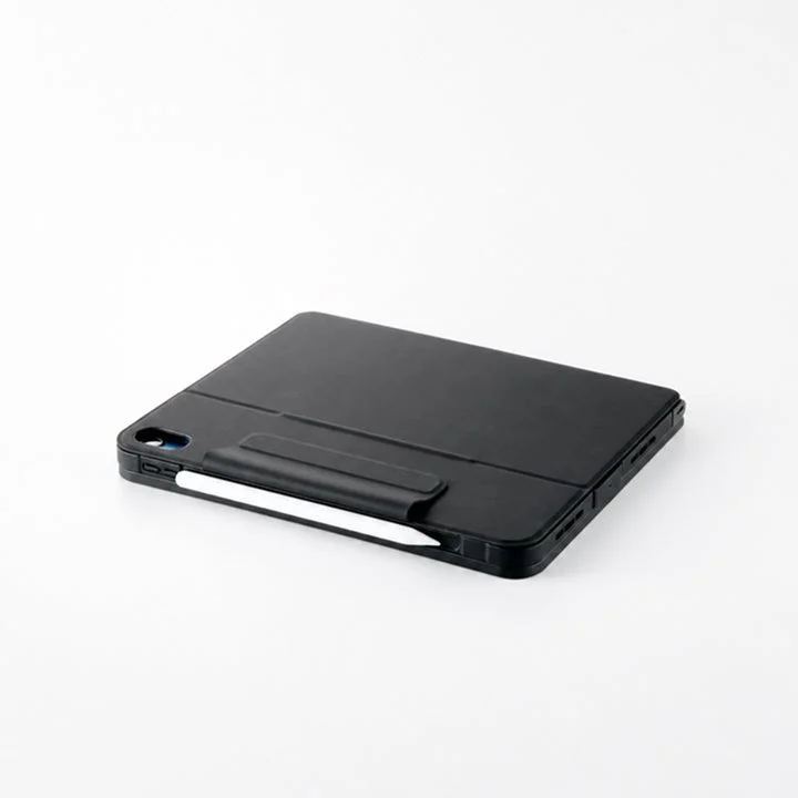 背面にマグネット付きタッチペンを取り付けた黒いiPad用ケース