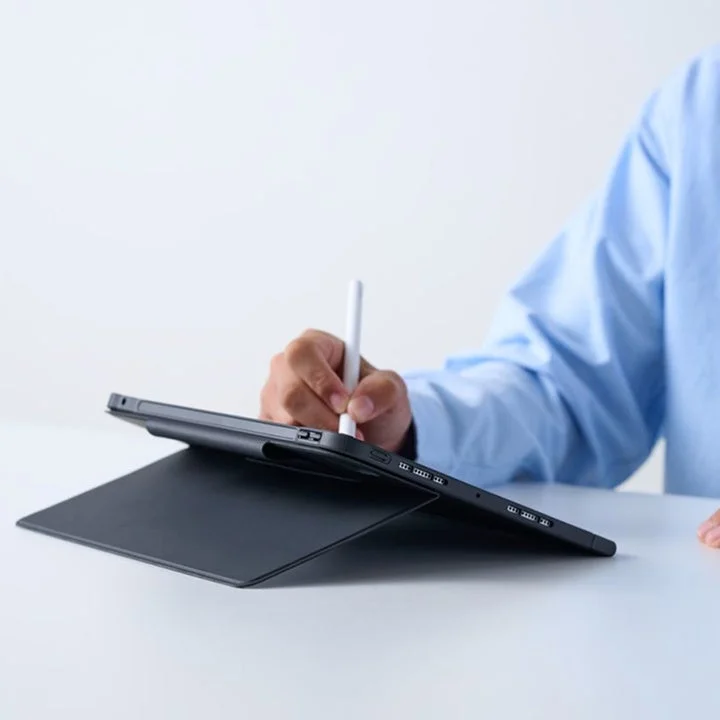 無段階スタンドで角度をつけたiPadにペンで書き込む様子