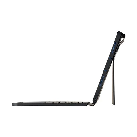 無段階スタンドで立てたケース付きキーボードの側面
