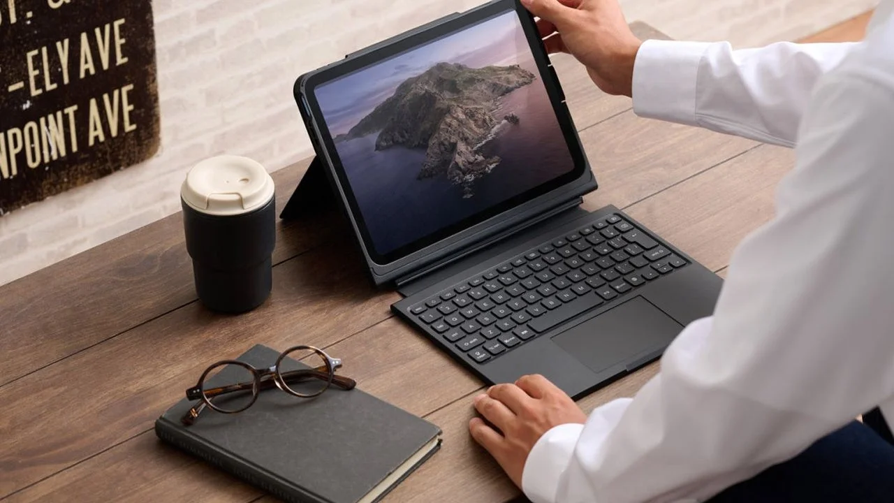 木製デスクでケース付きキーボードを装着したiPadを操作する様子