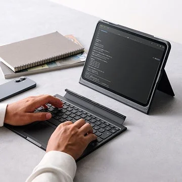 2WAYモデルのiPad用ケース付きキーボードを打つ手元