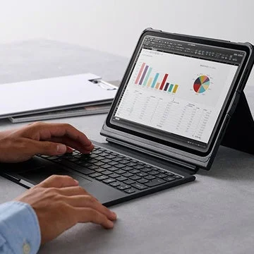 ケース付きキーボードを装着したiPadをデスクで操作する様子