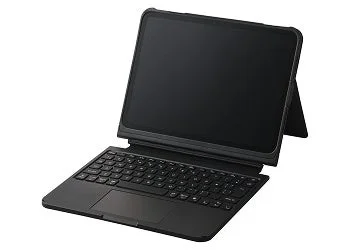 TK-CA400MMPBK 黒いケース付きキーボードにタブレットを装着し背面スタンドで立てた様子