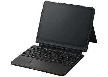 TK-CA302MUPBK ケース付きキーボード。黒いケースにタブレットを装着し背面スタンドで立てた様子