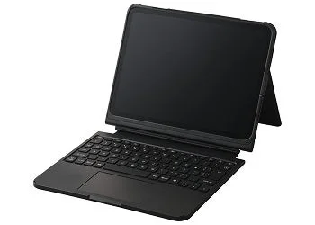 TK-CA300MUPBK 黒いケース付きキーボードとトラックパッド、スタンドで立てたiPad