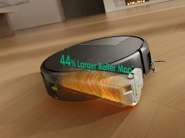 木の床を走るRoomba Monsterと透過表示された大型ローラーモップ