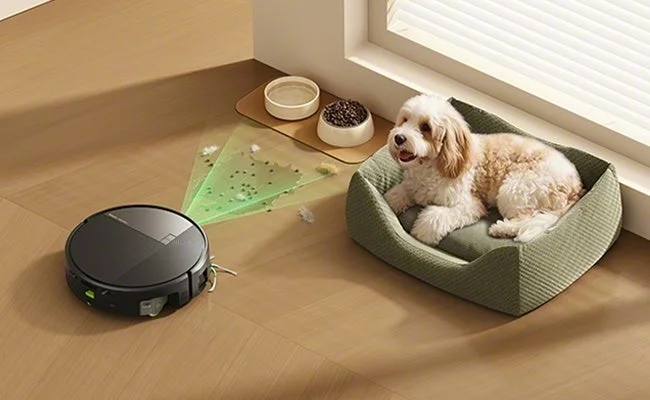ペットの犬がいる部屋で床のゴミを吸引するロボット掃除機
