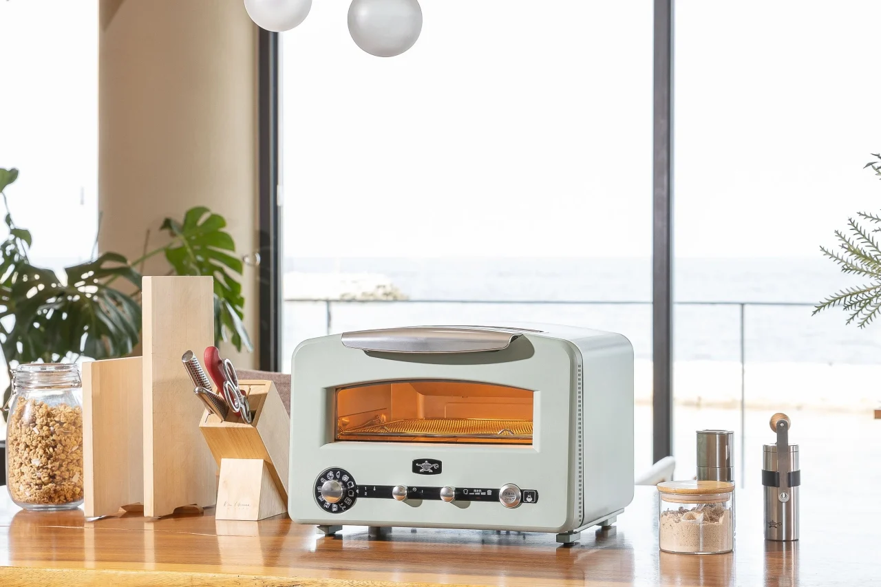 アラジン グラファイト グリル&トースターが海辺のキッチンカウンターに置かれた様子