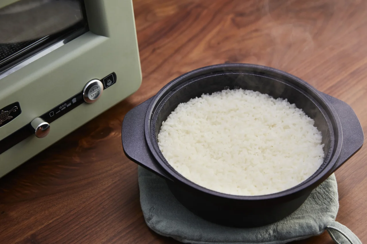 付属の炊飯釜で炊いたふっくらご飯と、グリーンのトースター