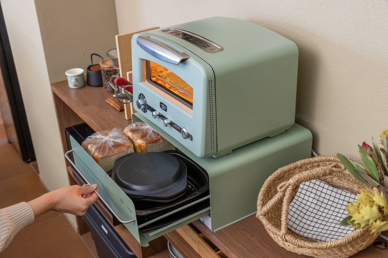 ブレッドドロワーの天板にトースターを置き、引き出しに食パンとグリルパンを収納した様子