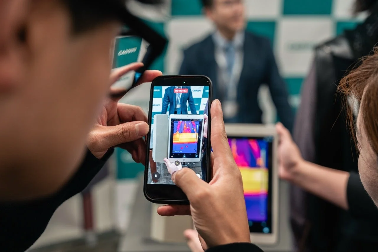 メディア関係者がWARM LIVINGの展示機をスマートフォンで撮影する様子