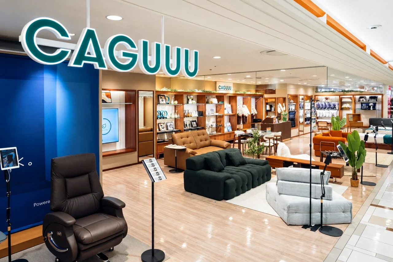 CAGUUU国分寺マルイ店の店内。ソファや椅子などの家具が並ぶ