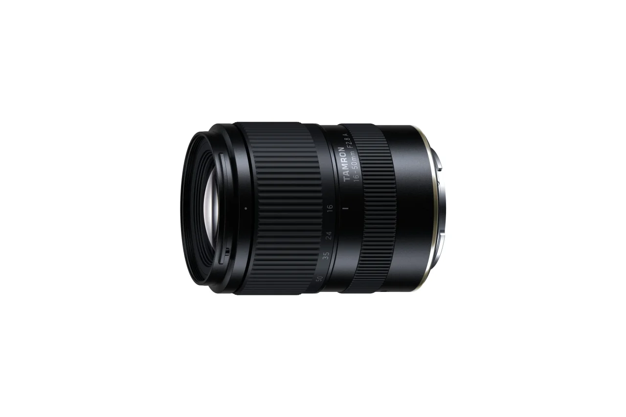 タムロン 16-50mm F2.8 A (Model B091) の黒い標準ズームレンズ