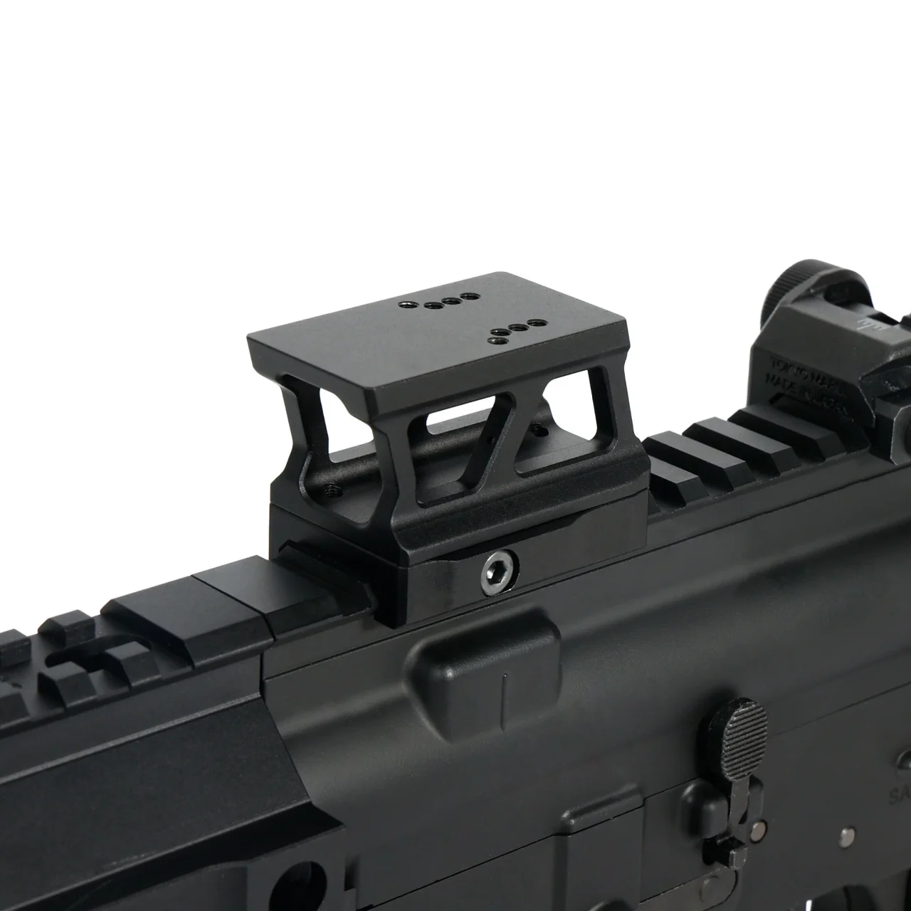 ハイ/ロー 2WAY マルチマウントベースを銃のレイル上に装着した様子