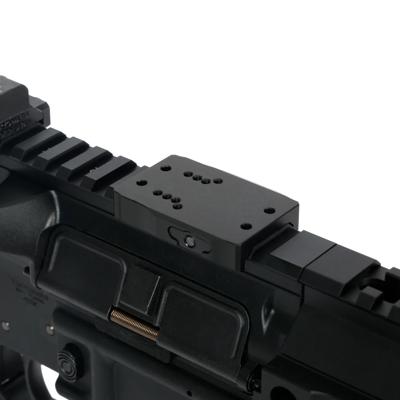 ハイ/ロー 2WAY マルチマウントベースを銃のレイル上に載せた黒いマウント