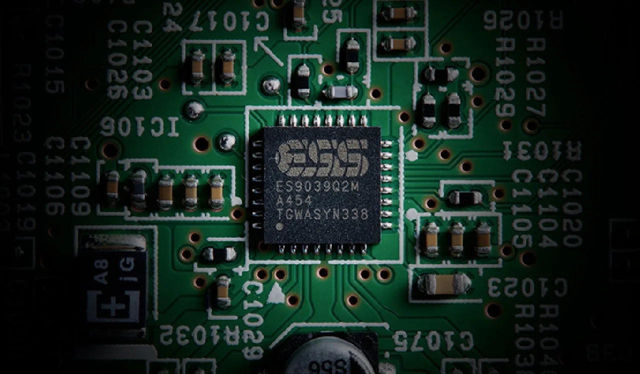 基板上に実装されたESS社製DAC「SABRE ES9039Q2M」のチップのアップ