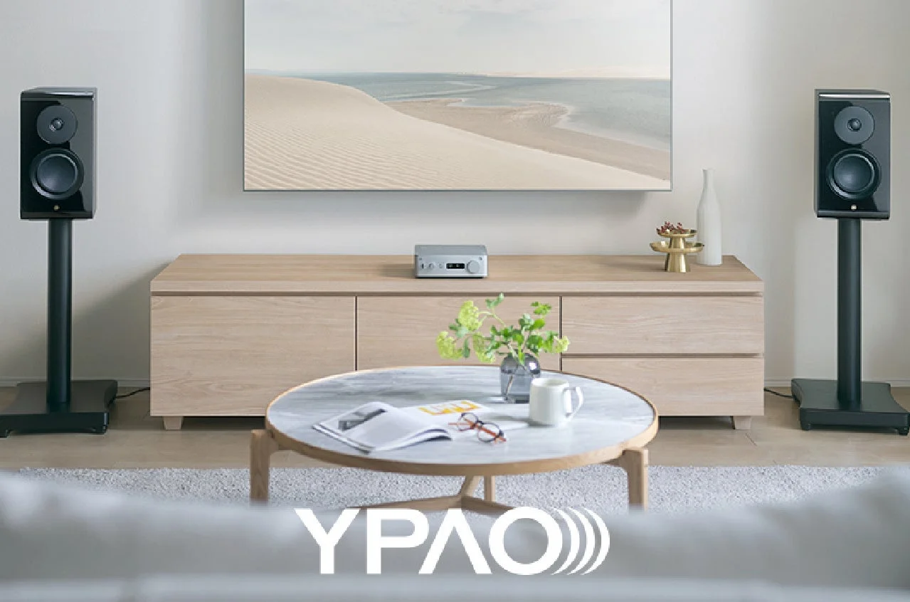 自動音場補正機能「YPAO」のロゴ入りリビング。スピーカーとアンプ
