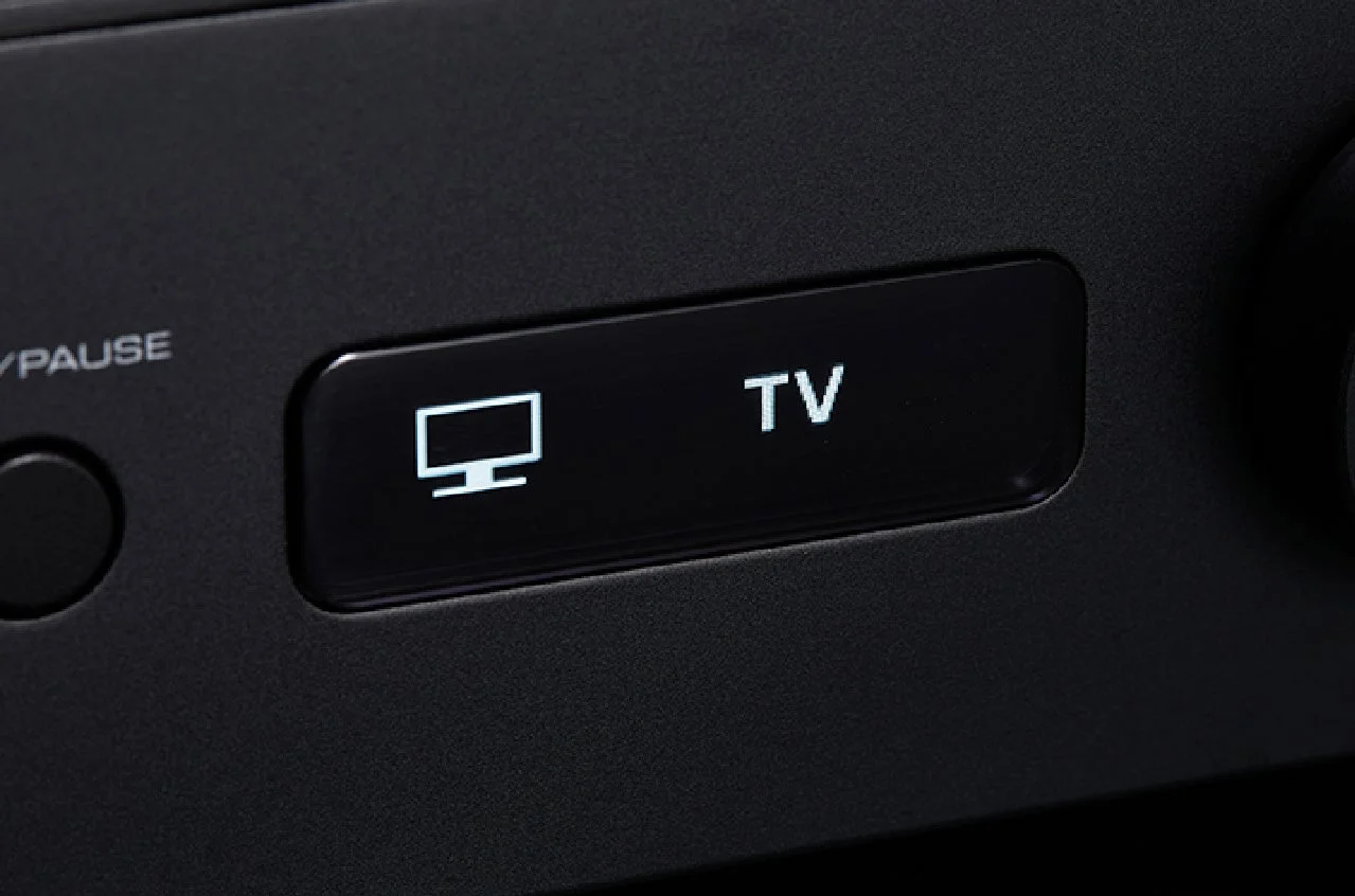 黒い本体前面の、テレビアイコンと「TV」を表示した有機ELディスプレイ部分