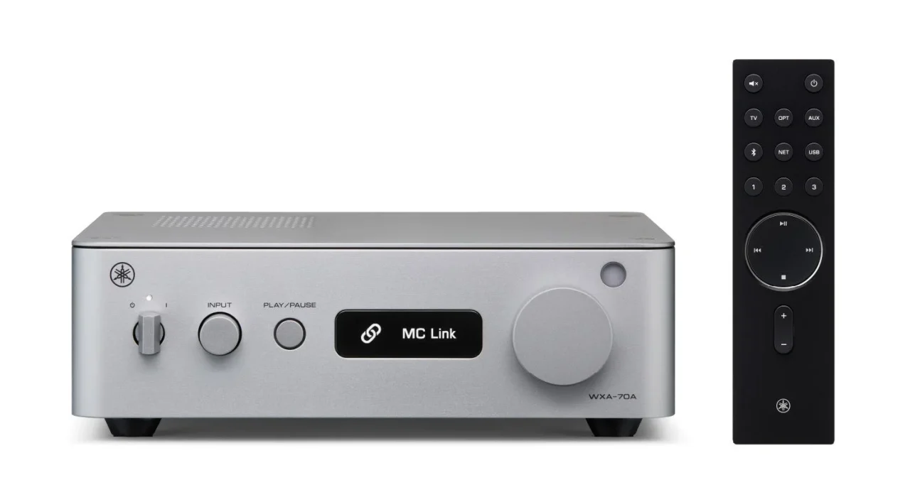 シルバーのヤマハ コンパクト ストリーミングアンプ『WXA-70A』と黒いリモコン