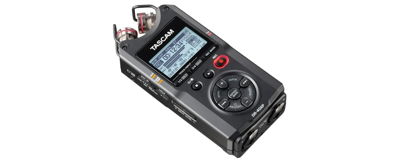 TASCAM DR-40XP ポータブルレコーダー。液晶と上部マイクを備えた黒い本体
