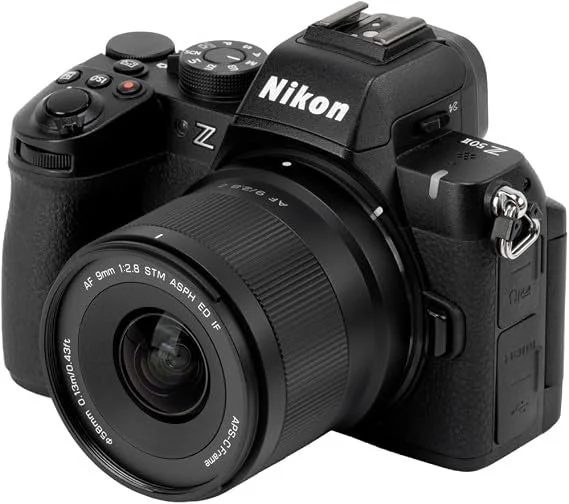 Nikon Zカメラに装着したAF 9mm F2.8 PRO Zレンズ