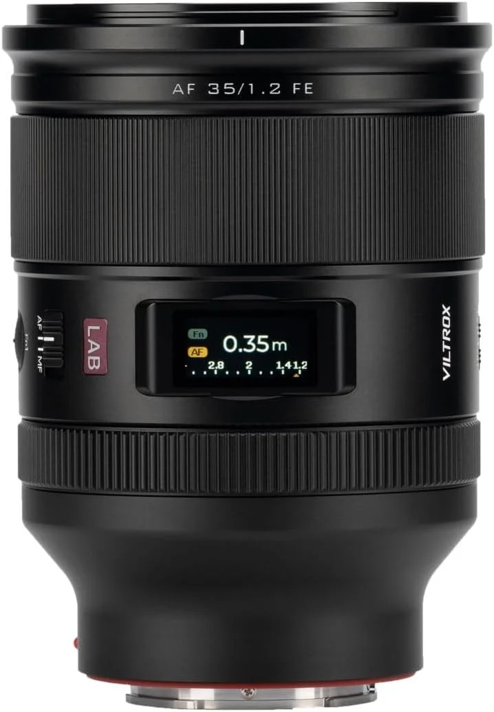 Viltrox AF 35mm F1.2 LAB E レンズ。距離表示の小型ディスプレイ付き
