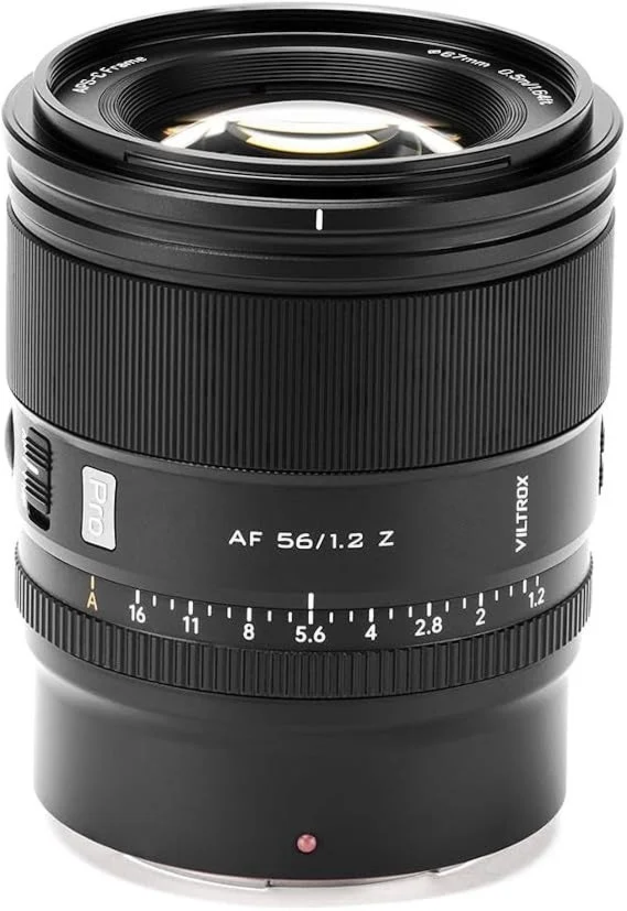 Viltrox AF 56mm F1.2 PRO Zの黒いレンズ。絞り目盛りとProの表示