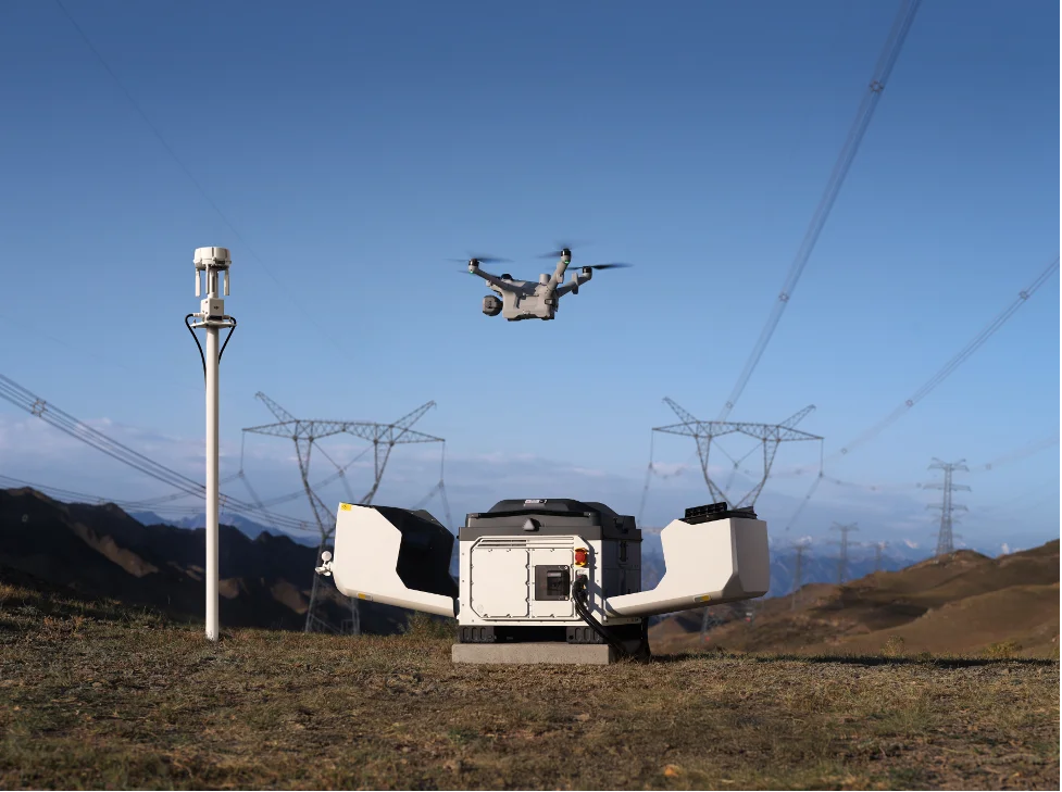 送電線と鉄塔の近くで離陸するDJI Matrice 5TDと、両側が開いたDJI Dock 4