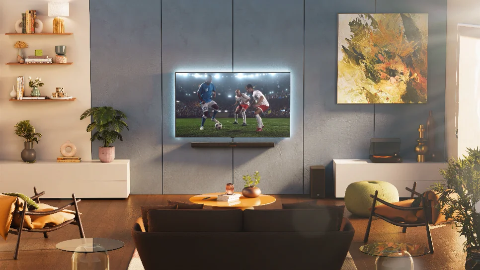 壁掛けテレビでサッカー中継を映すリビングの利用シーン