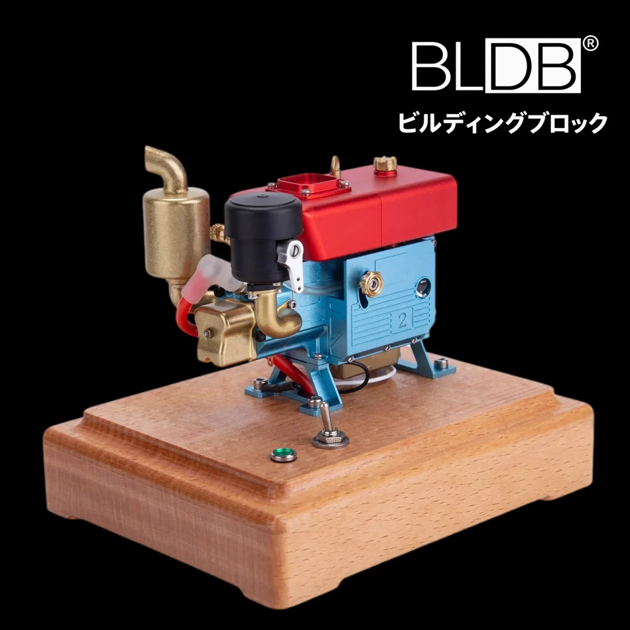 木製台座に載った赤い上部と水色の本体、真鍮部品のRETROL 2.6cc横型単気筒エンジン模型