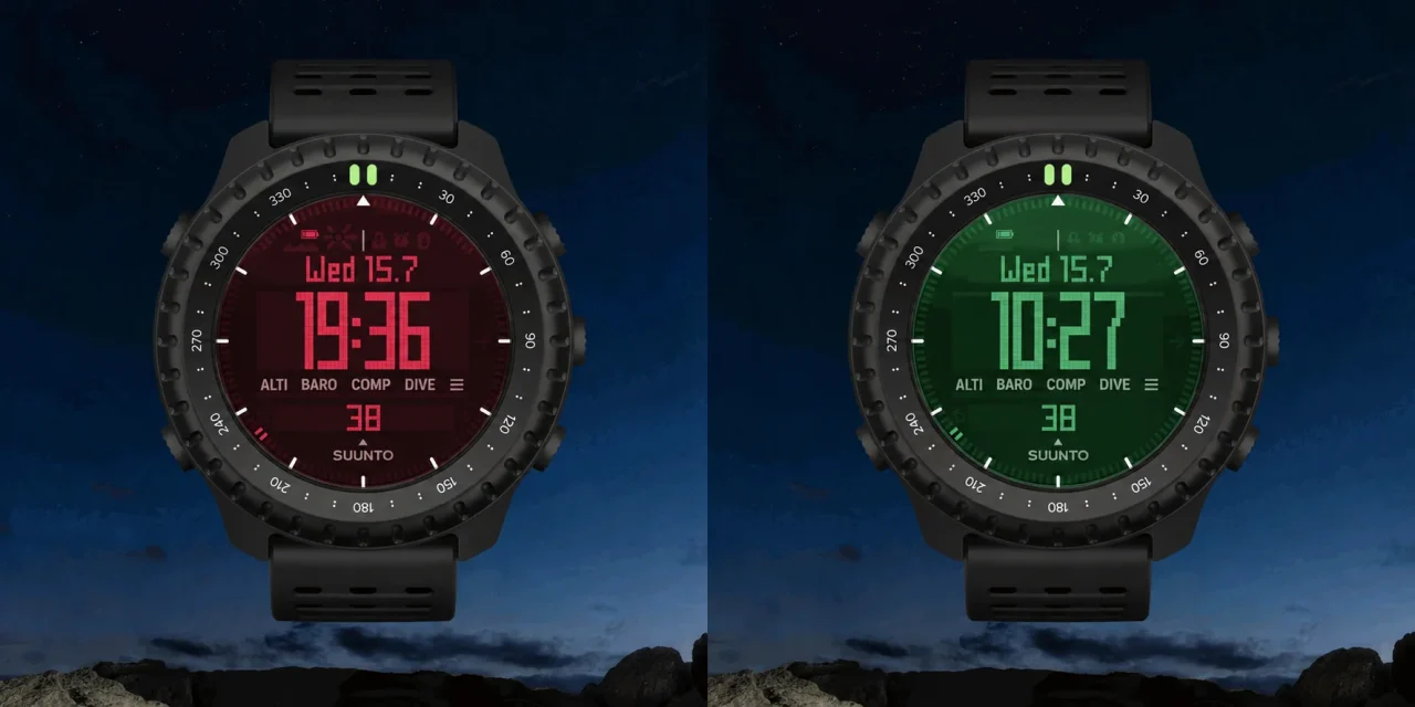 Suunto Core 2のレッドとグリーンのバックライト表示を並べた2本