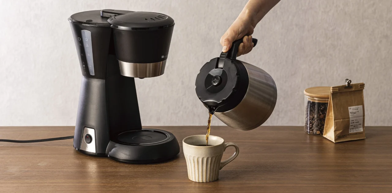淹れたてのおいしさ続くコーヒーメーカー（HZ2R01）でカップにコーヒーを注ぐ様子