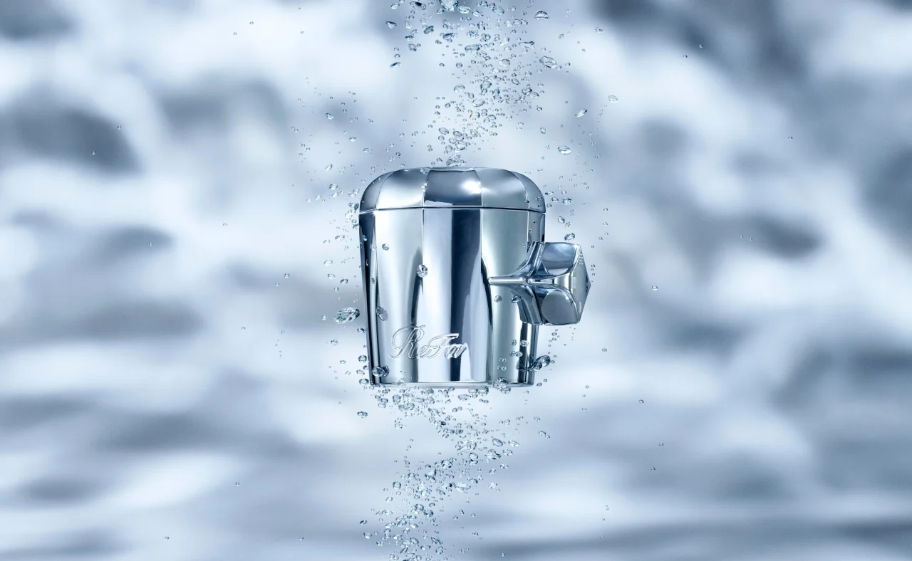 水中の泡に包まれたReFa ULTRA FINE BUBBLE KITCHENの銀色の本体