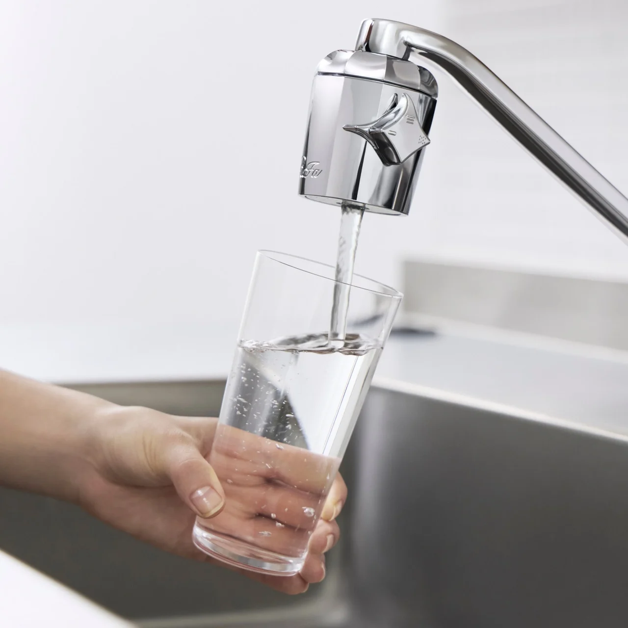 キッチン水栓に取り付けたReFa ULTRA FINE BUBBLE KITCHENからグラスに水を注ぐ様子